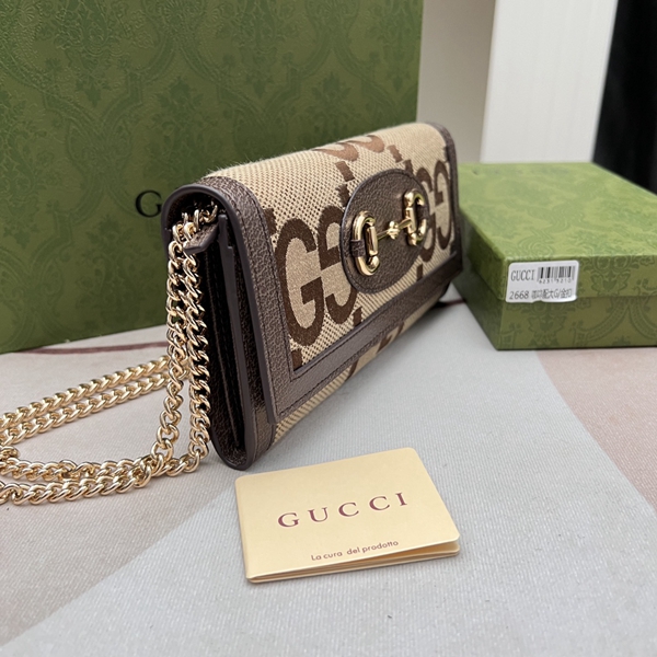 グッチ財布コピー着用イメージ